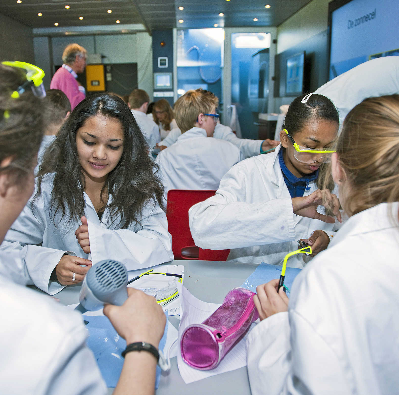 Leerlingen werken aan het zonnecelpracticum Practicum