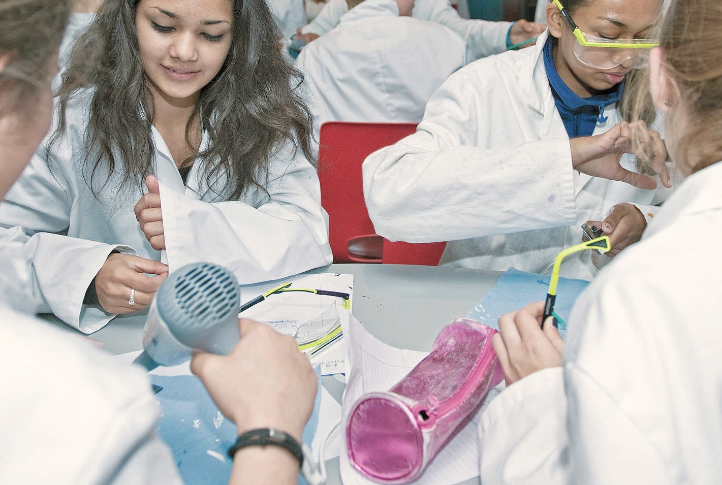 Leerlingen werken aan het zonnecelpracticum Practicum